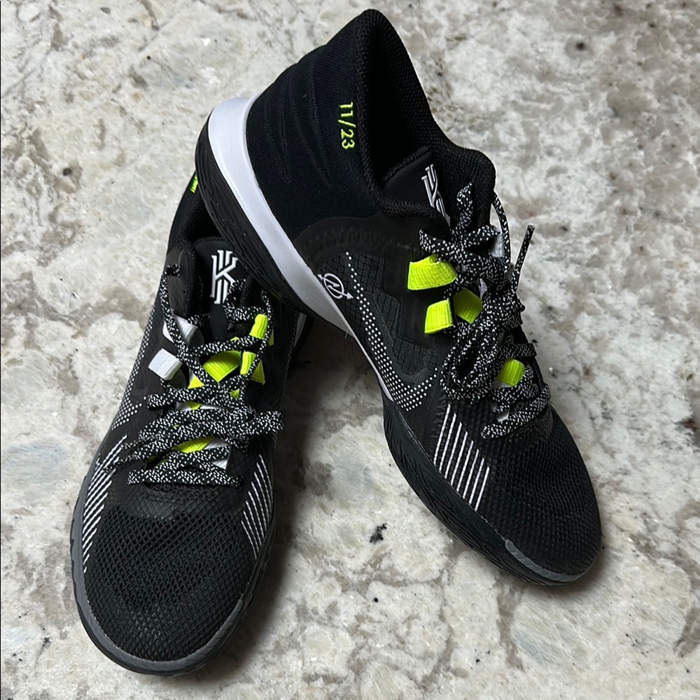 Nike Kyrie Flytraps Men’s size 9M NWOT
